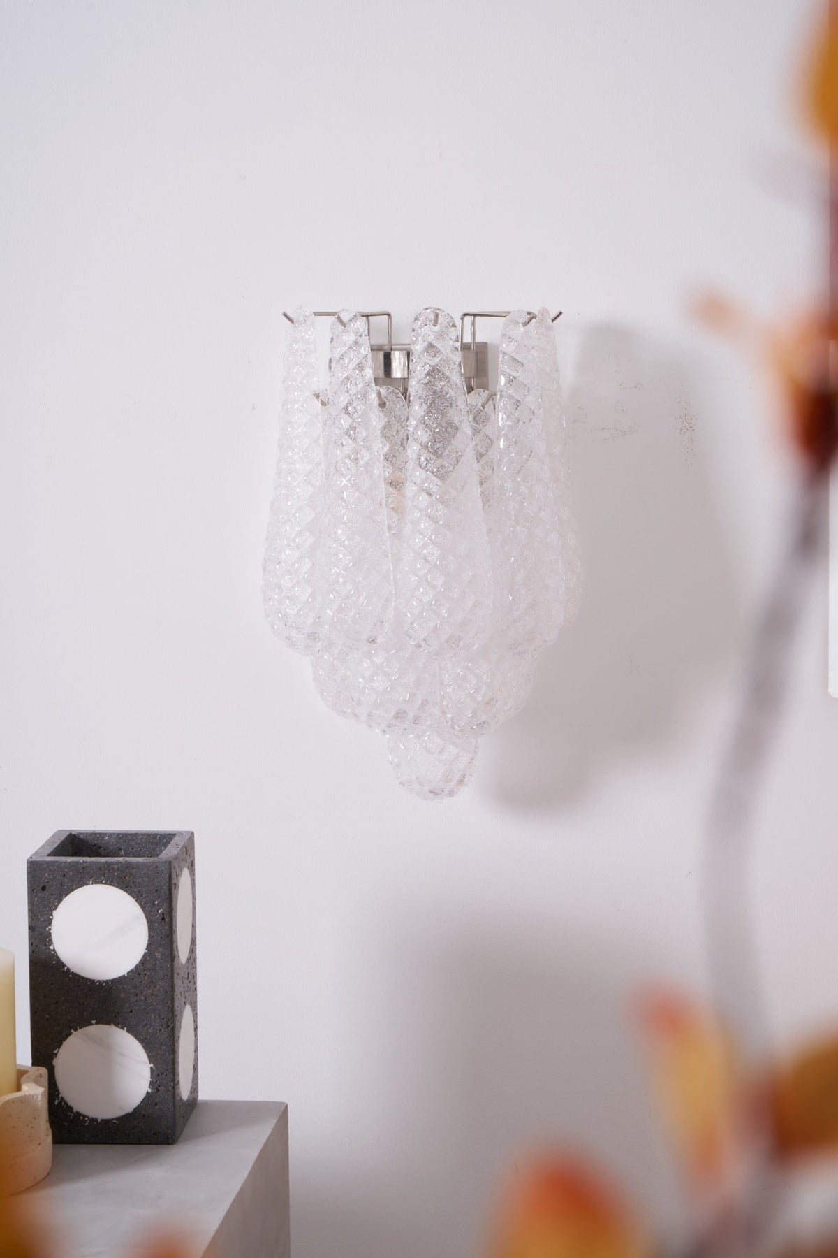 Liorelaria væglampe i pink dråbeformet glas med lagdelt blomstermotiv og kunstnerisk design