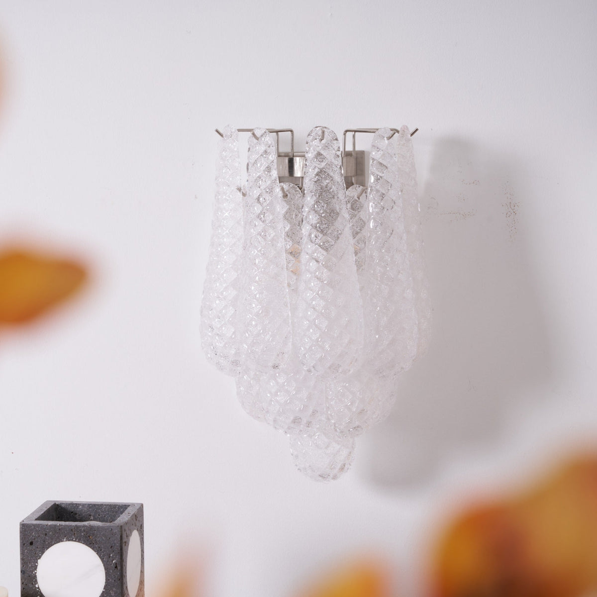 Liorelaria væglampe i pink dråbeformet glas med lagdelt blomstermotiv og kunstnerisk design