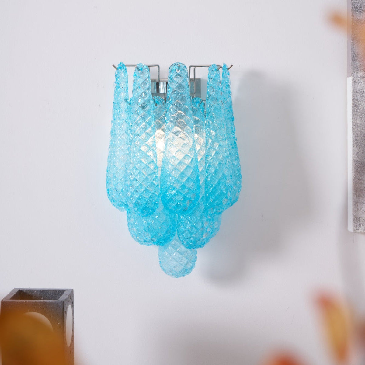 Liorelaria væglampe i pink dråbeformet glas med lagdelt blomstermotiv og kunstnerisk design
