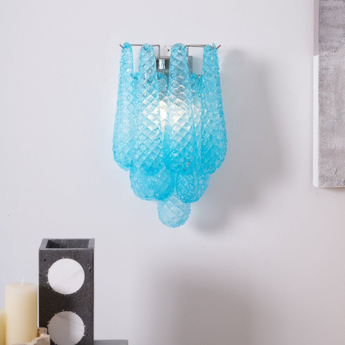Liorelaria væglampe i pink dråbeformet glas med lagdelt blomstermotiv og kunstnerisk design