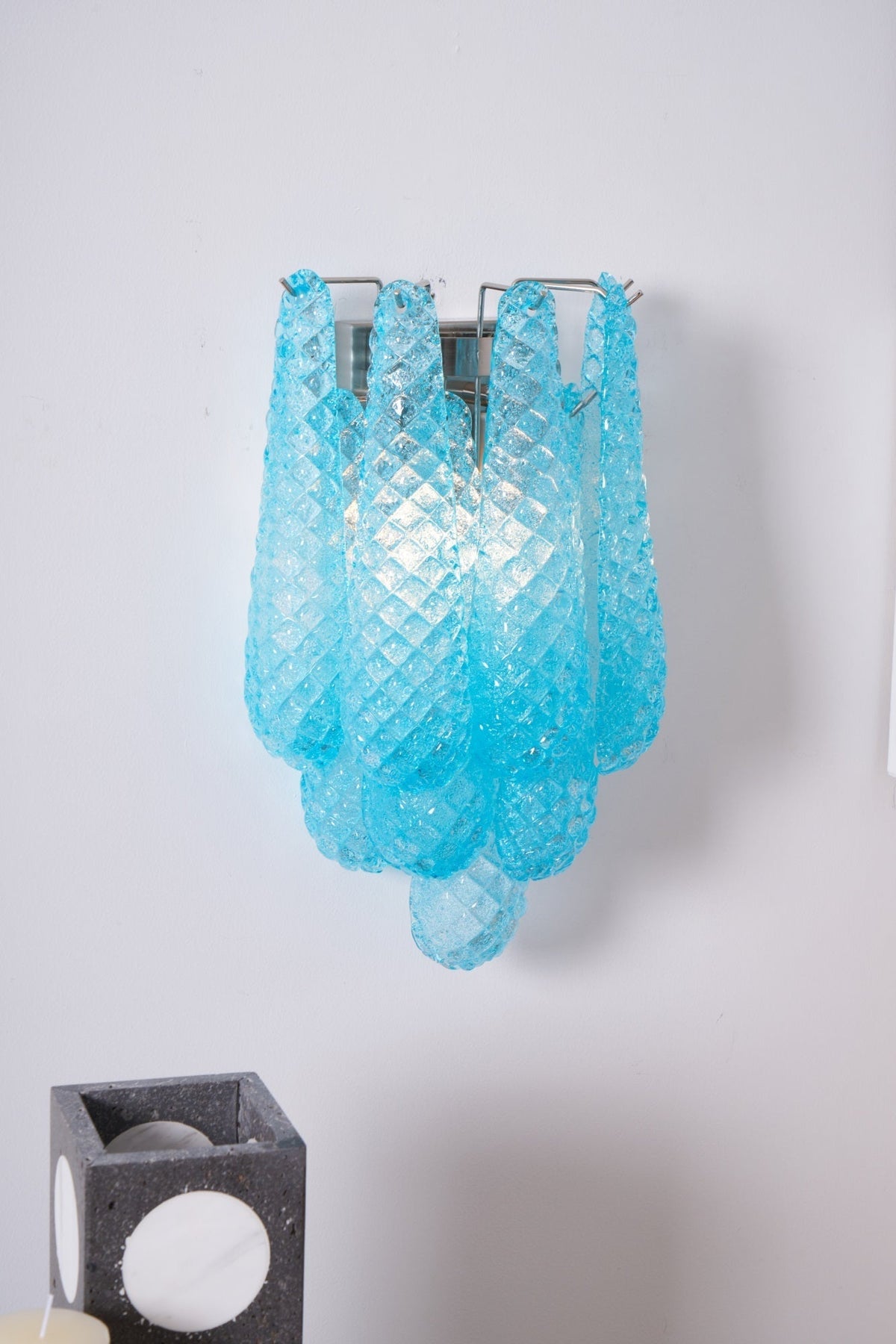 Liorelaria væglampe i pink dråbeformet glas med lagdelt blomstermotiv og kunstnerisk design