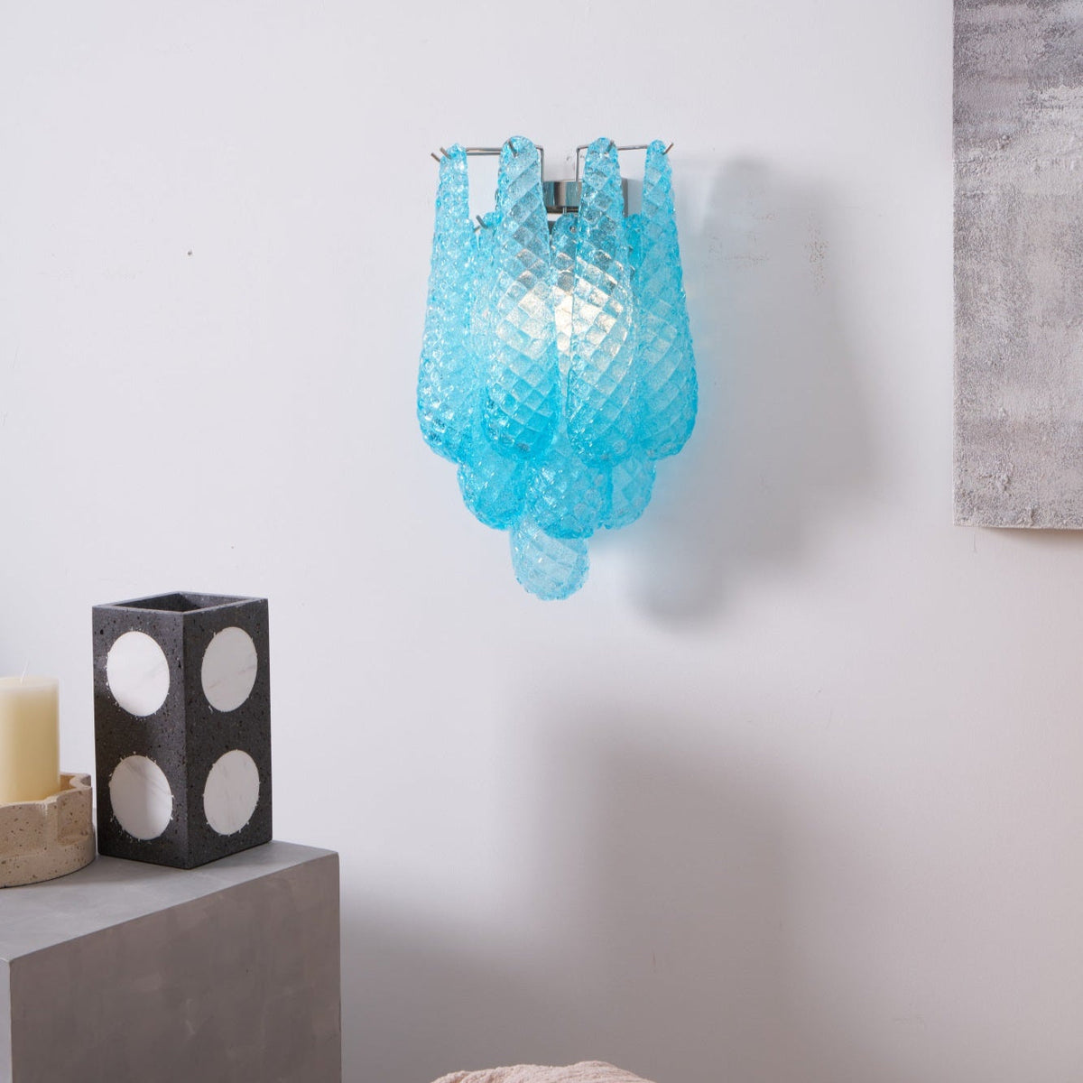 Liorelaria væglampe i pink dråbeformet glas med lagdelt blomstermotiv og kunstnerisk design