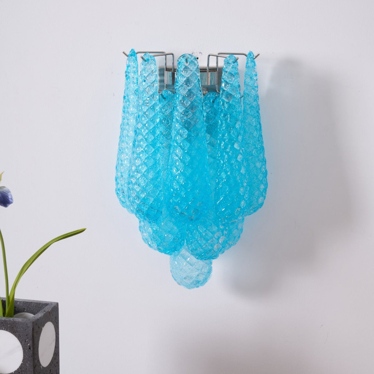 Liorelaria væglampe i pink dråbeformet glas med lagdelt blomstermotiv og kunstnerisk design