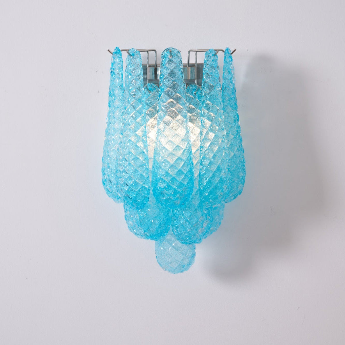 Liorelaria væglampe i pink dråbeformet glas med lagdelt blomstermotiv og kunstnerisk design