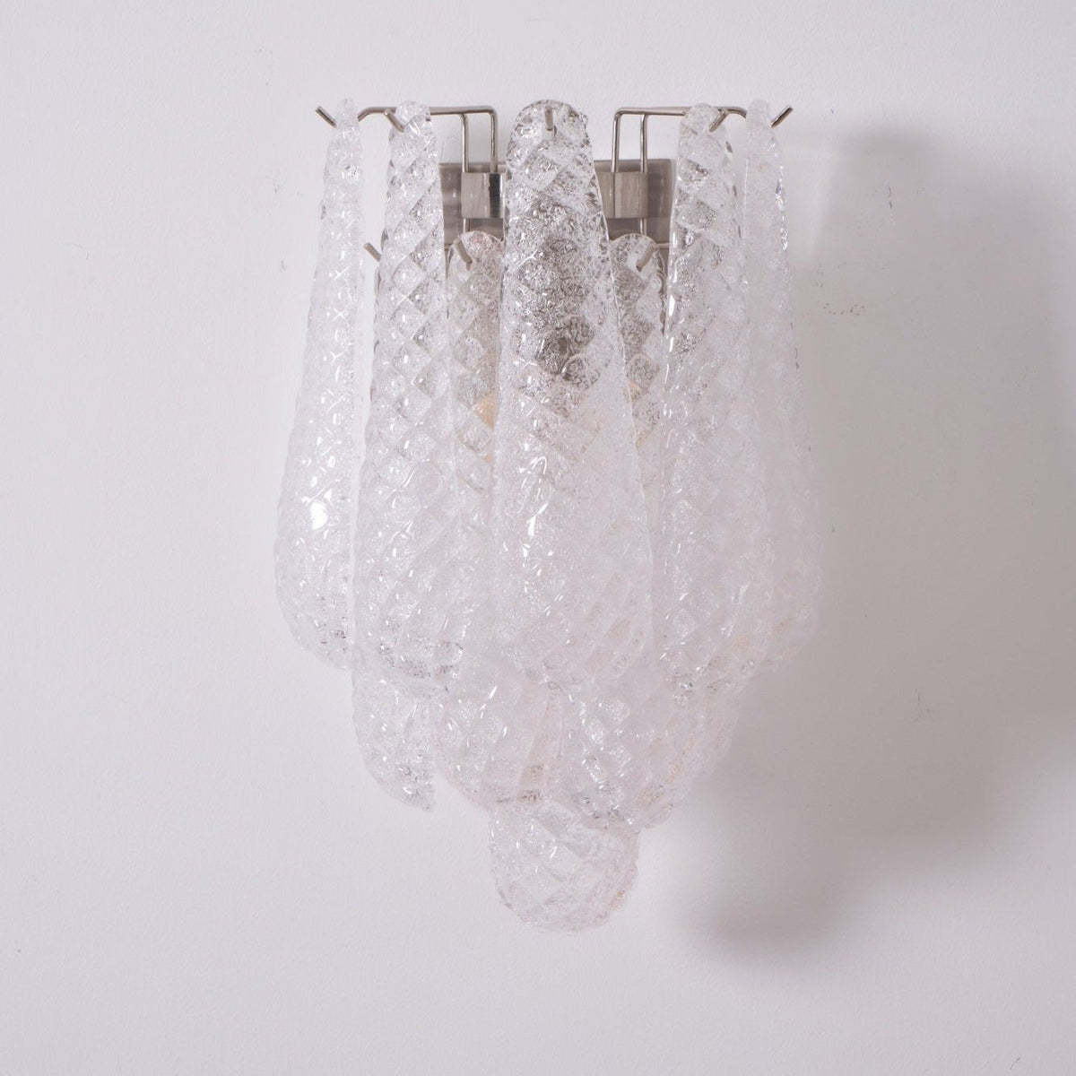 Liorelaria væglampe i pink dråbeformet glas med lagdelt blomstermotiv og kunstnerisk design