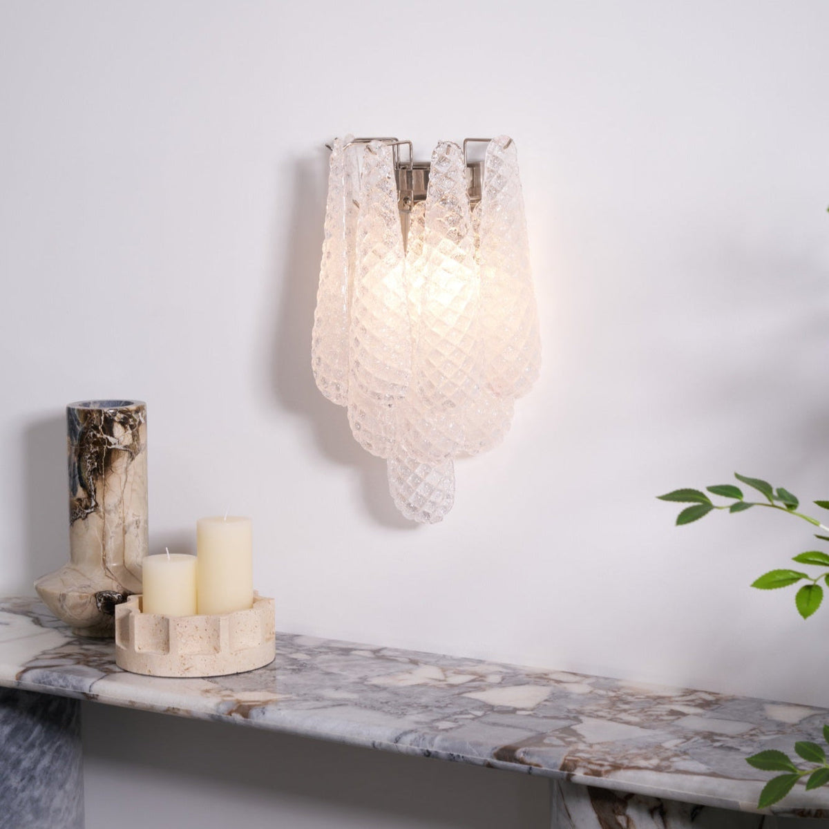 Liorelaria væglampe i pink dråbeformet glas med lagdelt blomstermotiv og kunstnerisk design