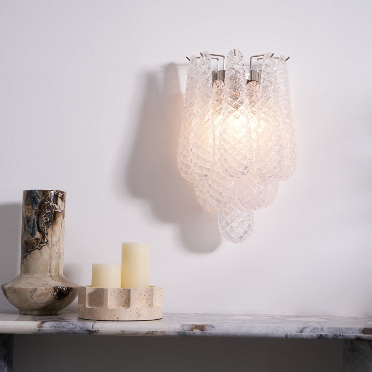 Liorelaria væglampe i pink dråbeformet glas med lagdelt blomstermotiv og kunstnerisk design