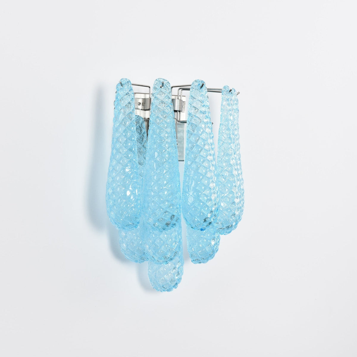 Liorelaria væglampe i pink dråbeformet glas med lagdelt blomstermotiv og kunstnerisk design