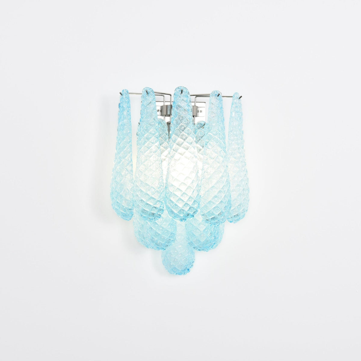 Liorelaria væglampe i pink dråbeformet glas med lagdelt blomstermotiv og kunstnerisk design
