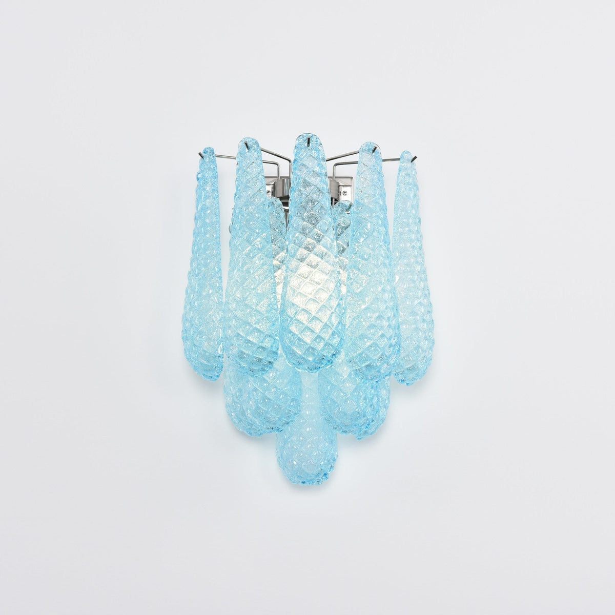 Liorelaria væglampe i pink dråbeformet glas med lagdelt blomstermotiv og kunstnerisk design
