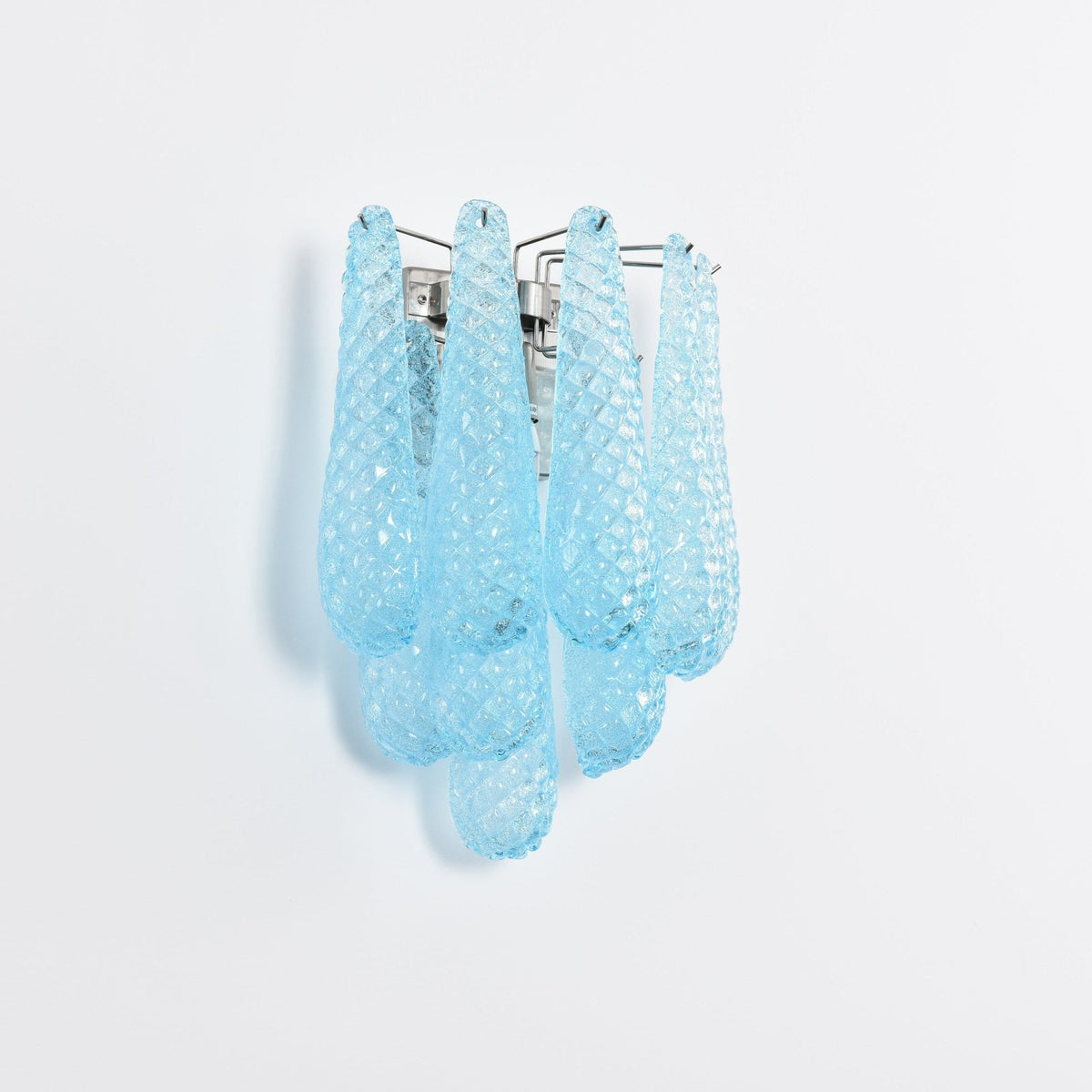Liorelaria væglampe i pink dråbeformet glas med lagdelt blomstermotiv og kunstnerisk design
