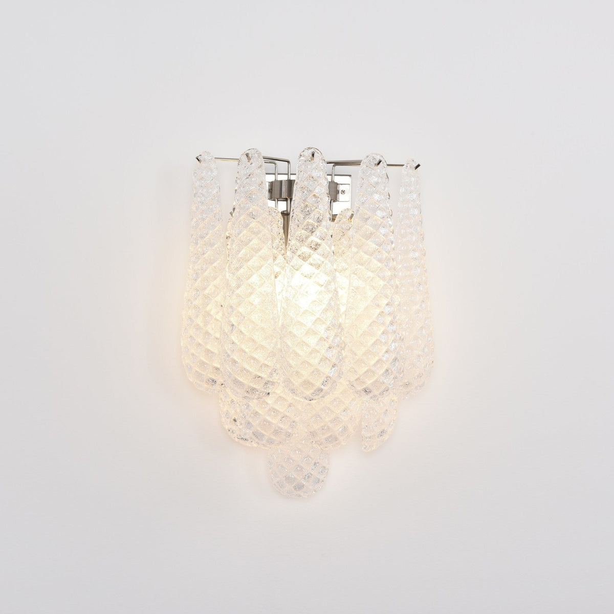 Liorelaria væglampe i pink dråbeformet glas med lagdelt blomstermotiv og kunstnerisk design