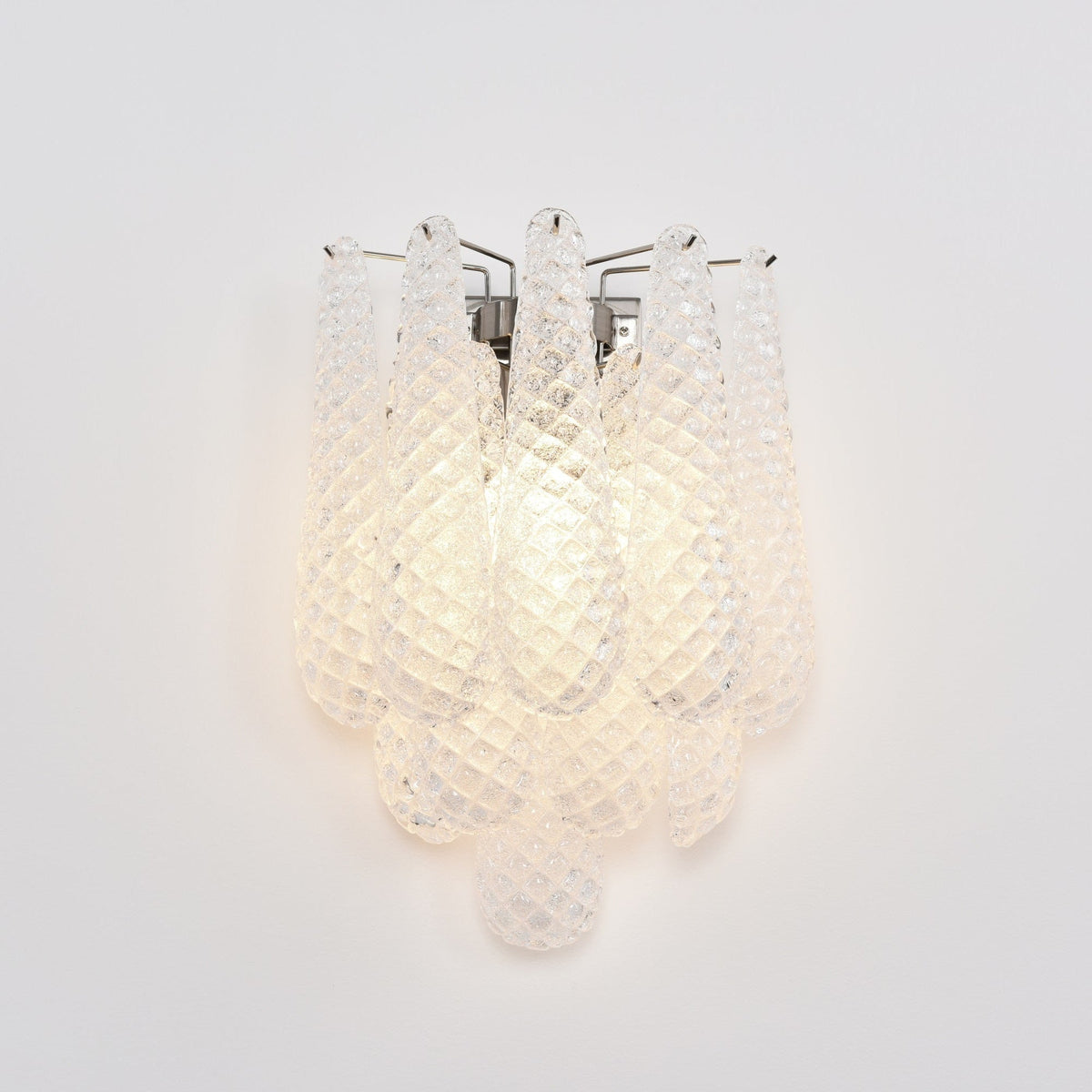 Liorelaria væglampe i pink dråbeformet glas med lagdelt blomstermotiv og kunstnerisk design