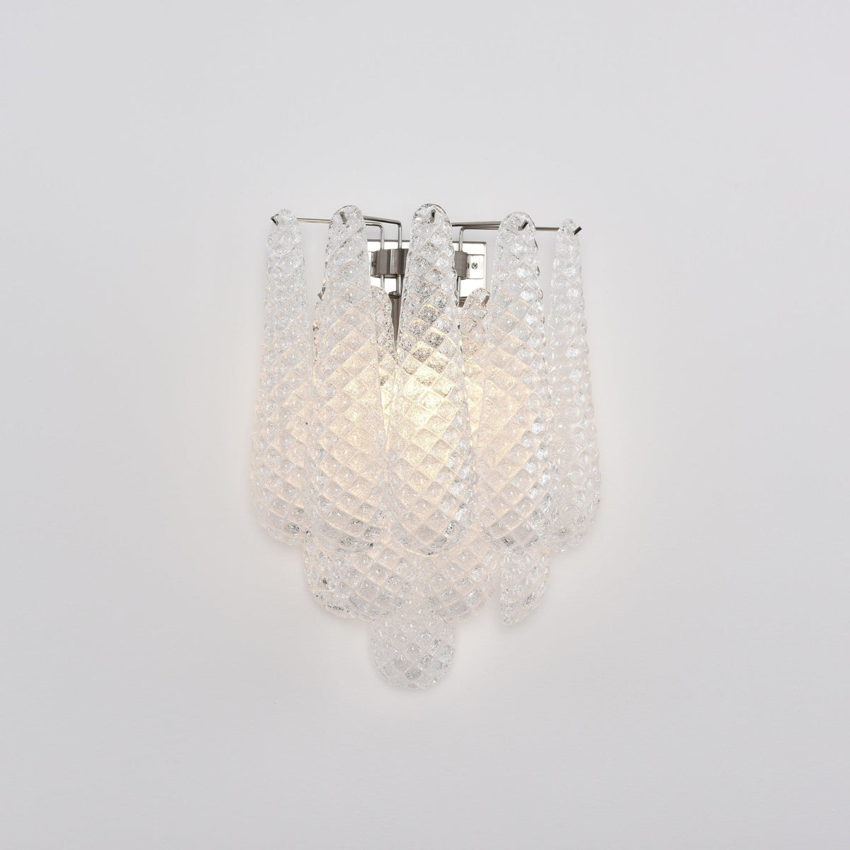 Liorelaria væglampe i pink dråbeformet glas med lagdelt blomstermotiv og kunstnerisk design