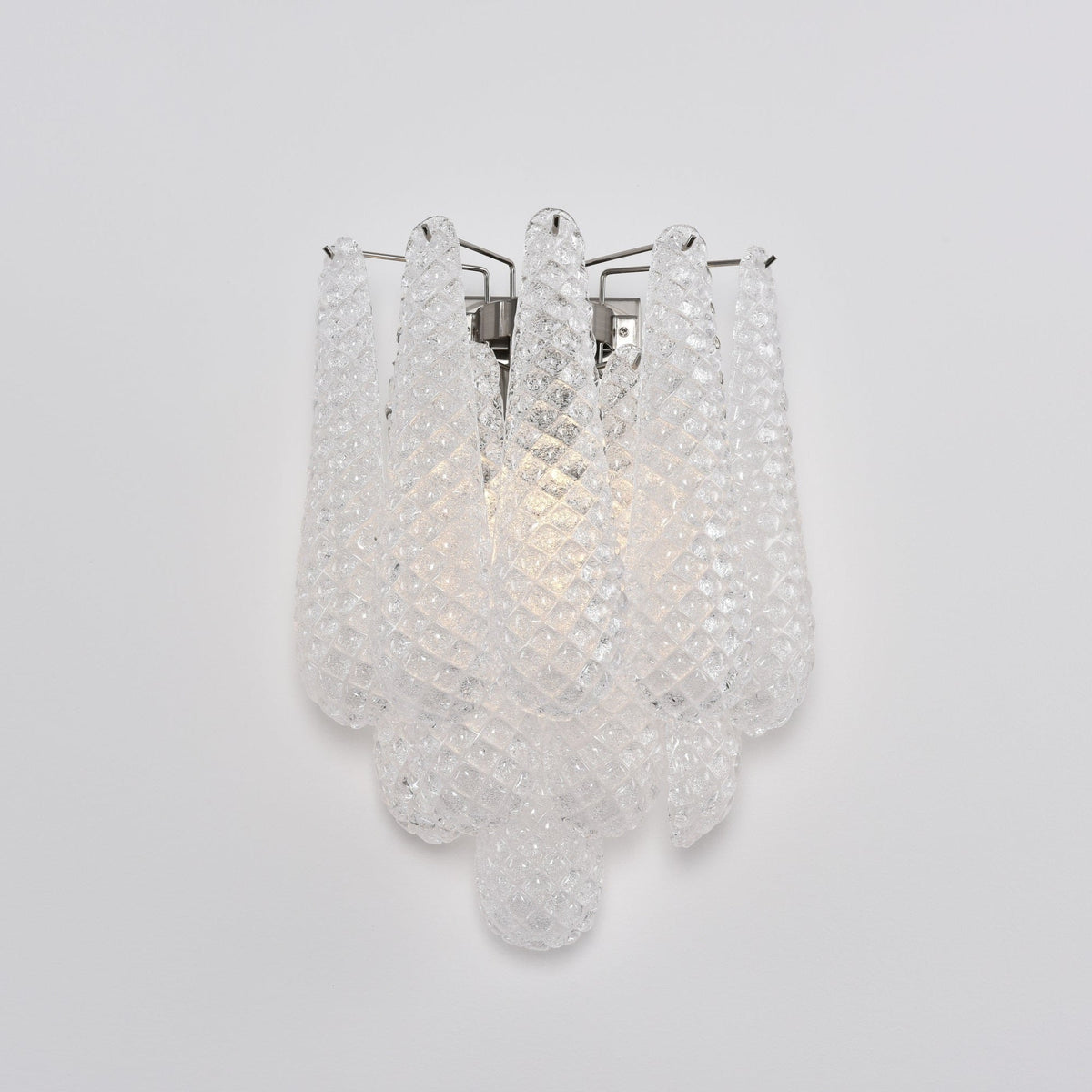 Liorelaria væglampe i pink dråbeformet glas med lagdelt blomstermotiv og kunstnerisk design