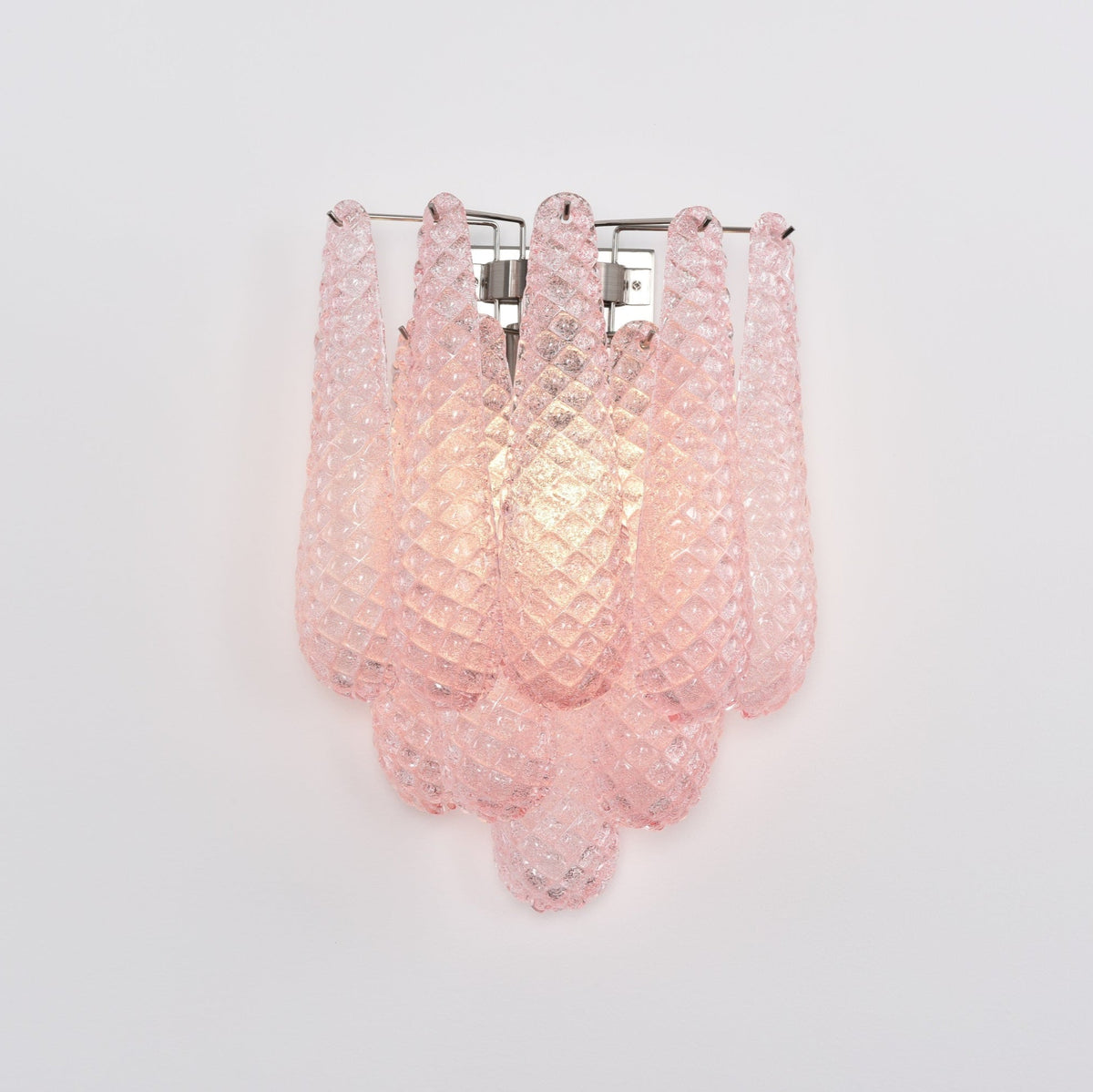 Liorelaria væglampe i pink dråbeformet glas med lagdelt blomstermotiv og kunstnerisk design