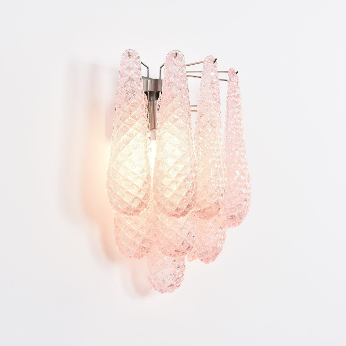 Liorelaria væglampe i pink dråbeformet glas med lagdelt blomstermotiv og kunstnerisk design