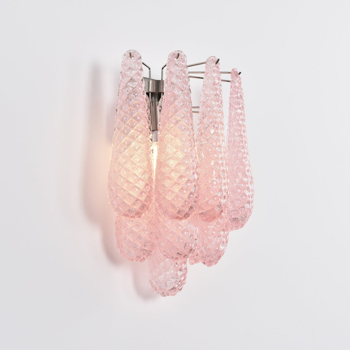 Liorelaria væglampe i pink dråbeformet glas med lagdelt blomstermotiv og kunstnerisk design