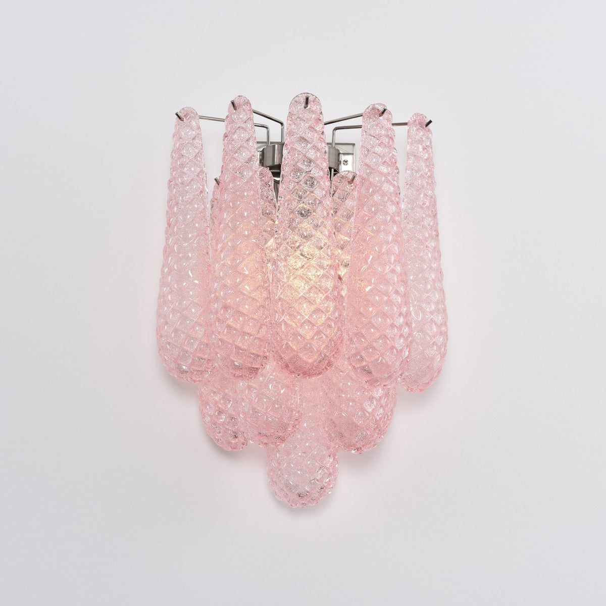 Liorelaria væglampe i pink dråbeformet glas med lagdelt blomstermotiv og kunstnerisk design