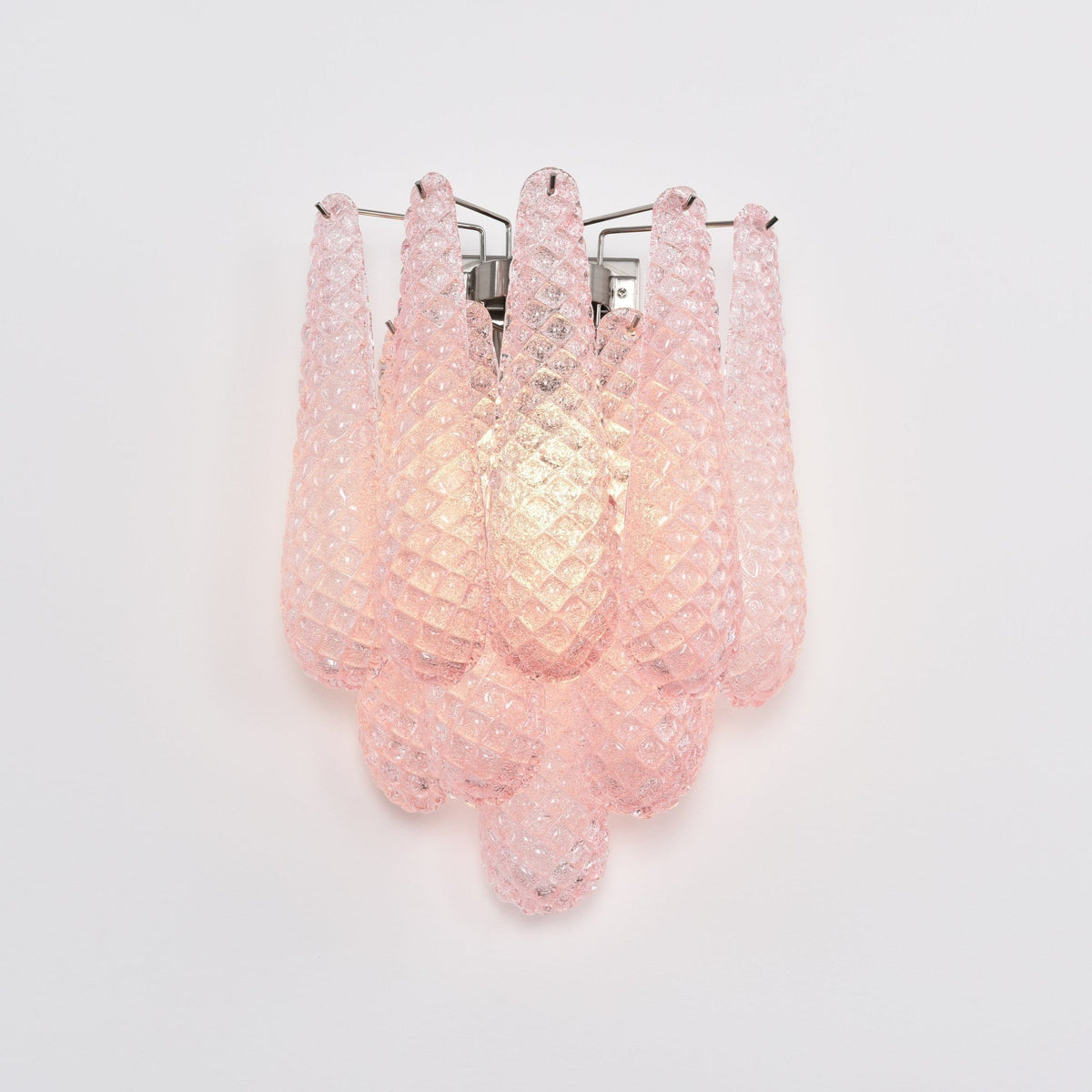Liorelaria væglampe i pink dråbeformet glas med lagdelt blomstermotiv og kunstnerisk design