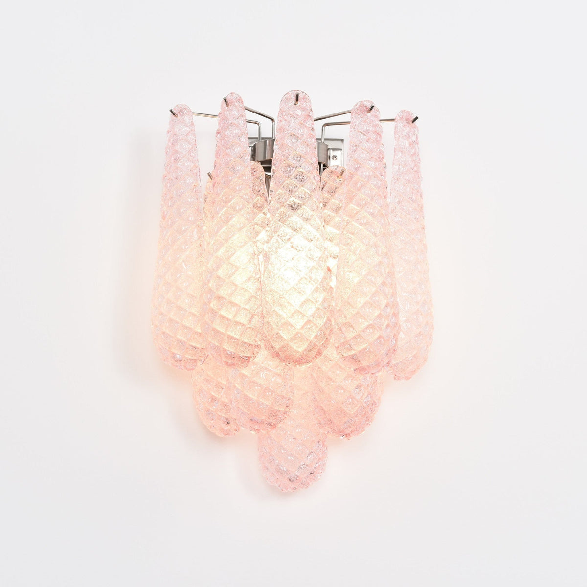 Liorelaria væglampe i pink dråbeformet glas med lagdelt blomstermotiv og kunstnerisk design