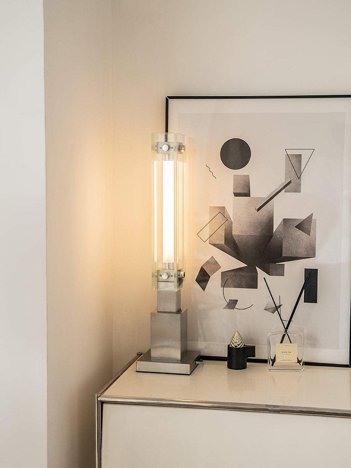 Modern bordslampa i akryl från Uloril
