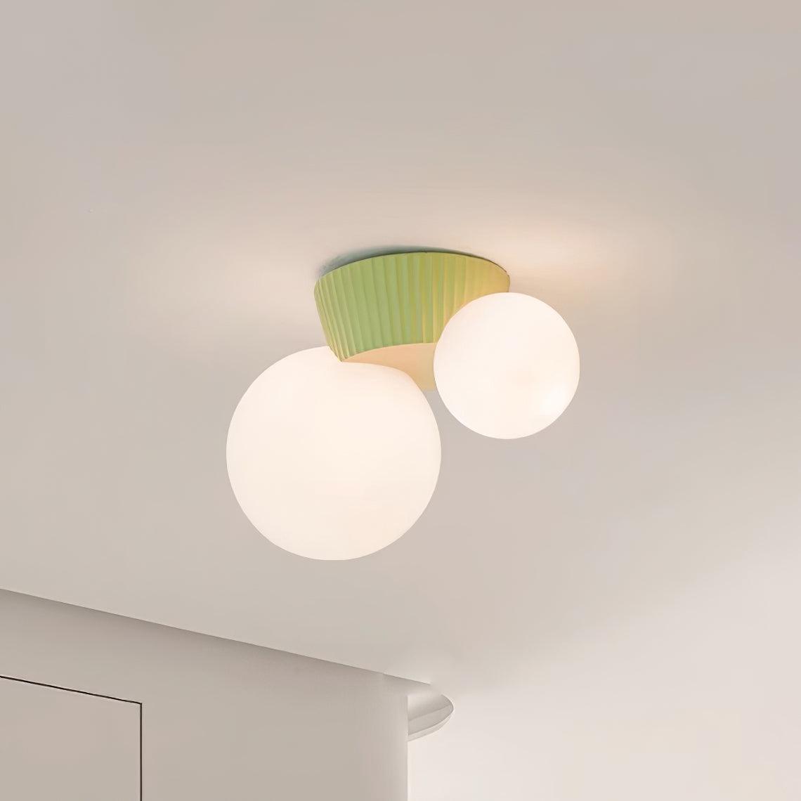 Tovae-loftlampe med legende asymmetri og to kugler i matteret glas