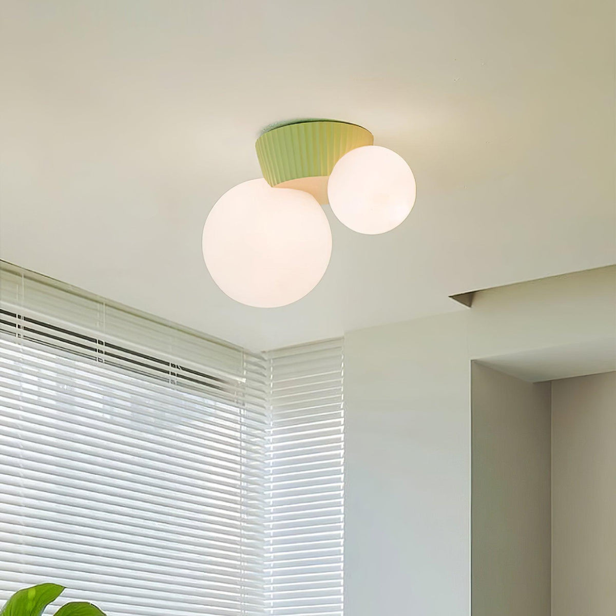 Tovae-loftlampe med legende asymmetri og to kugler i matteret glas