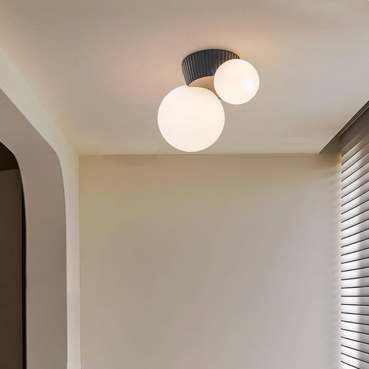 Tovae-loftlampe med legende asymmetri og to kugler i matteret glas