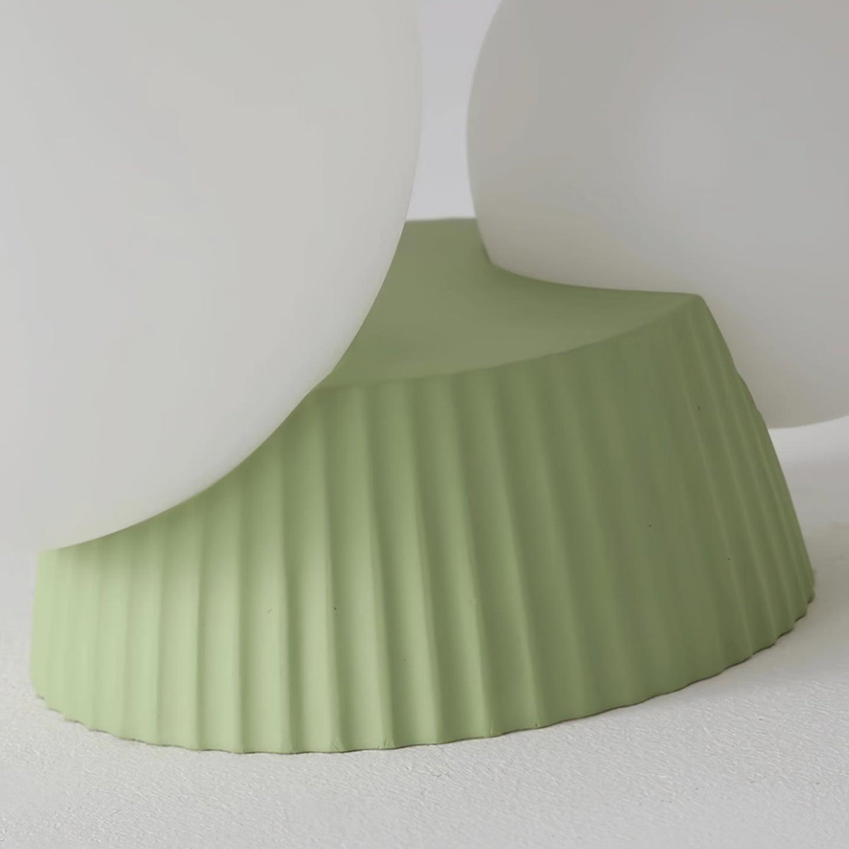 Tovae-loftlampe med legende asymmetri og to kugler i matteret glas