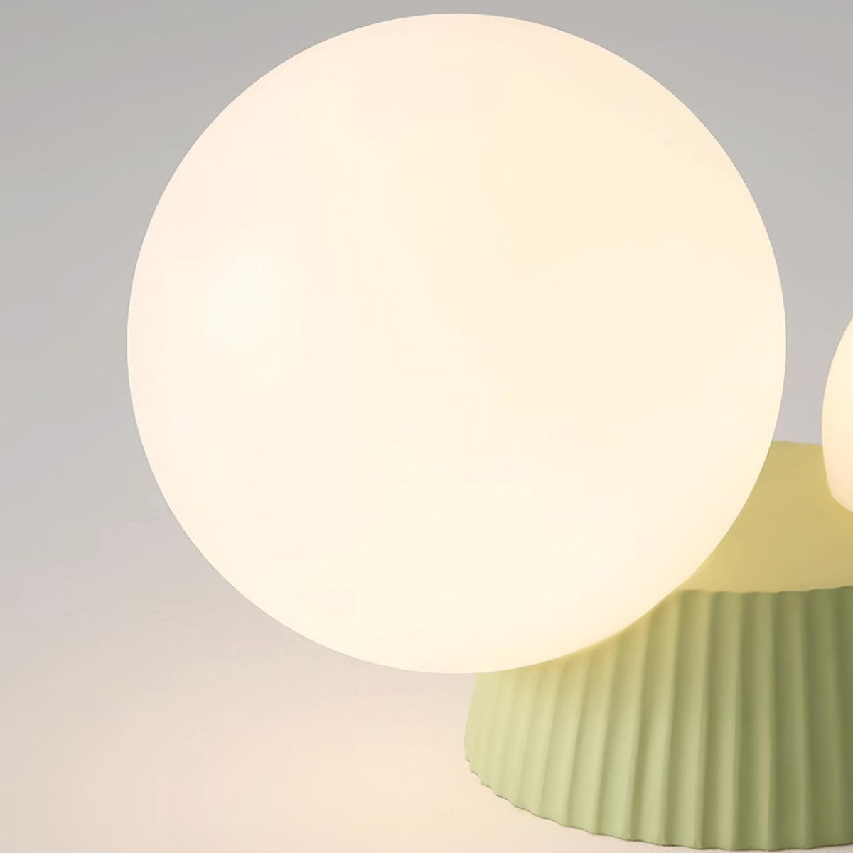 Tovae-loftlampe med legende asymmetri og to kugler i matteret glas