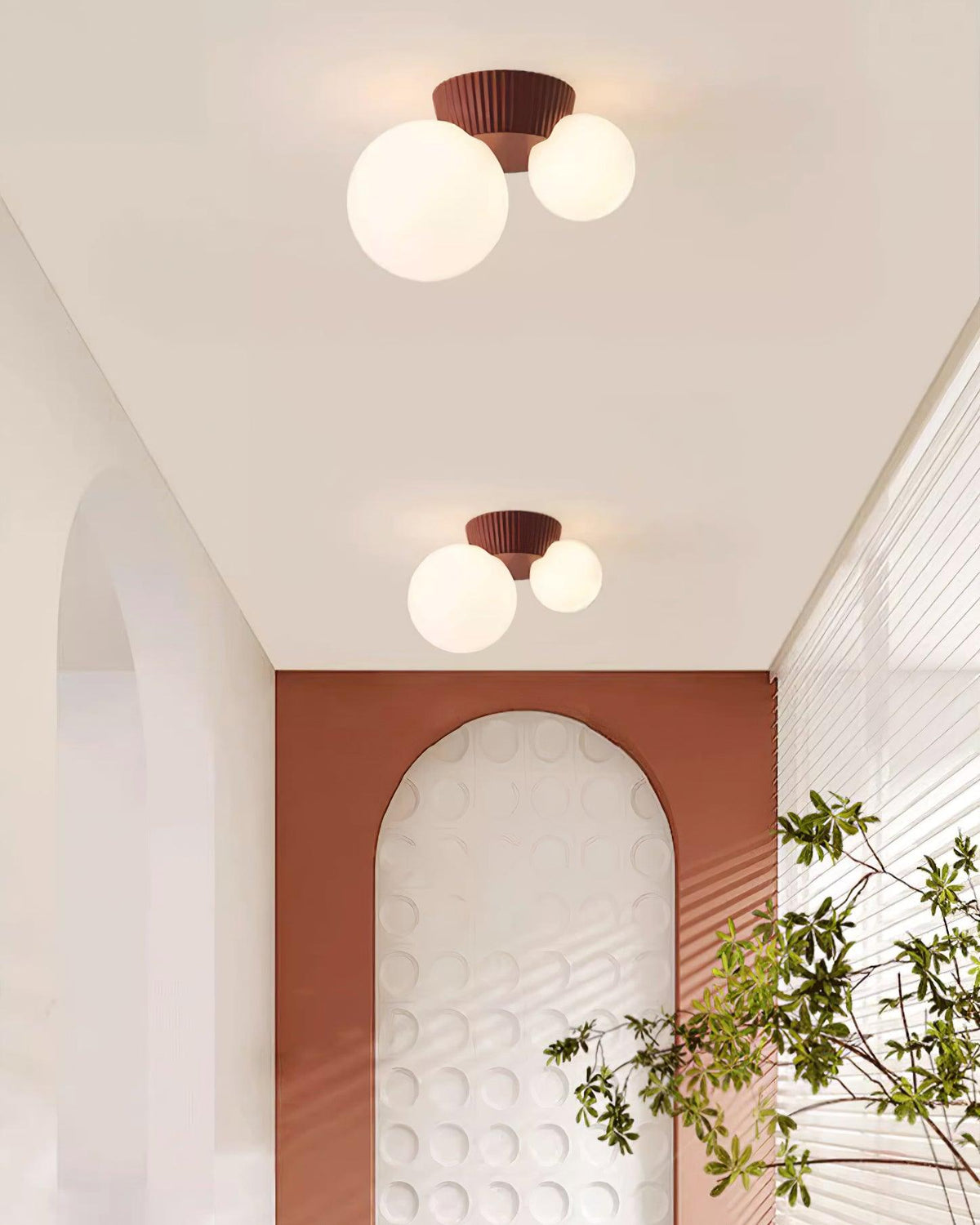 Tovae-loftlampe med legende asymmetri og to kugler i matteret glas