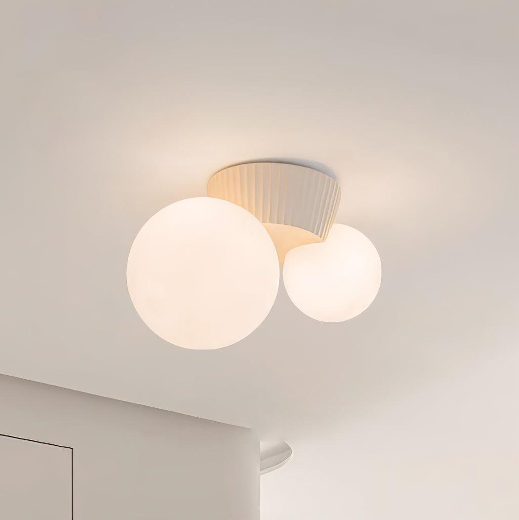 Tovae-loftlampe med legende asymmetri og to kugler i matteret glas