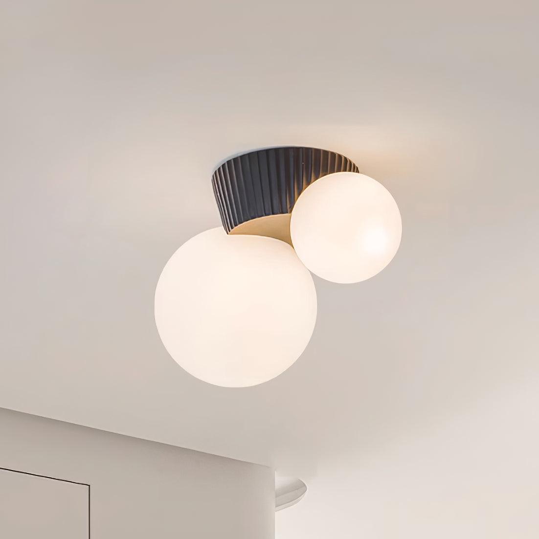 Tovae-loftlampe med legende asymmetri og to kugler i matteret glas