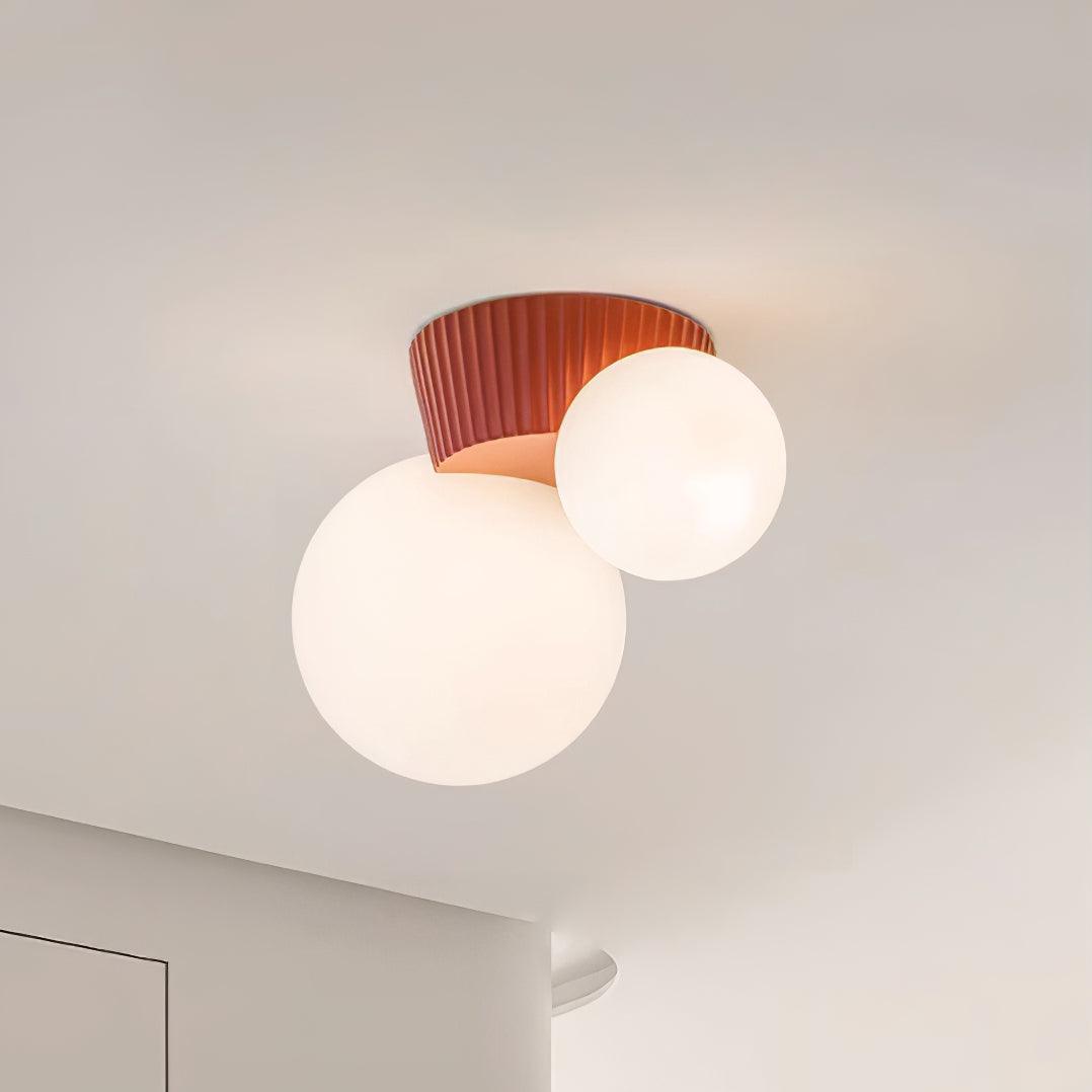 Tovae-loftlampe med legende asymmetri og to kugler i matteret glas