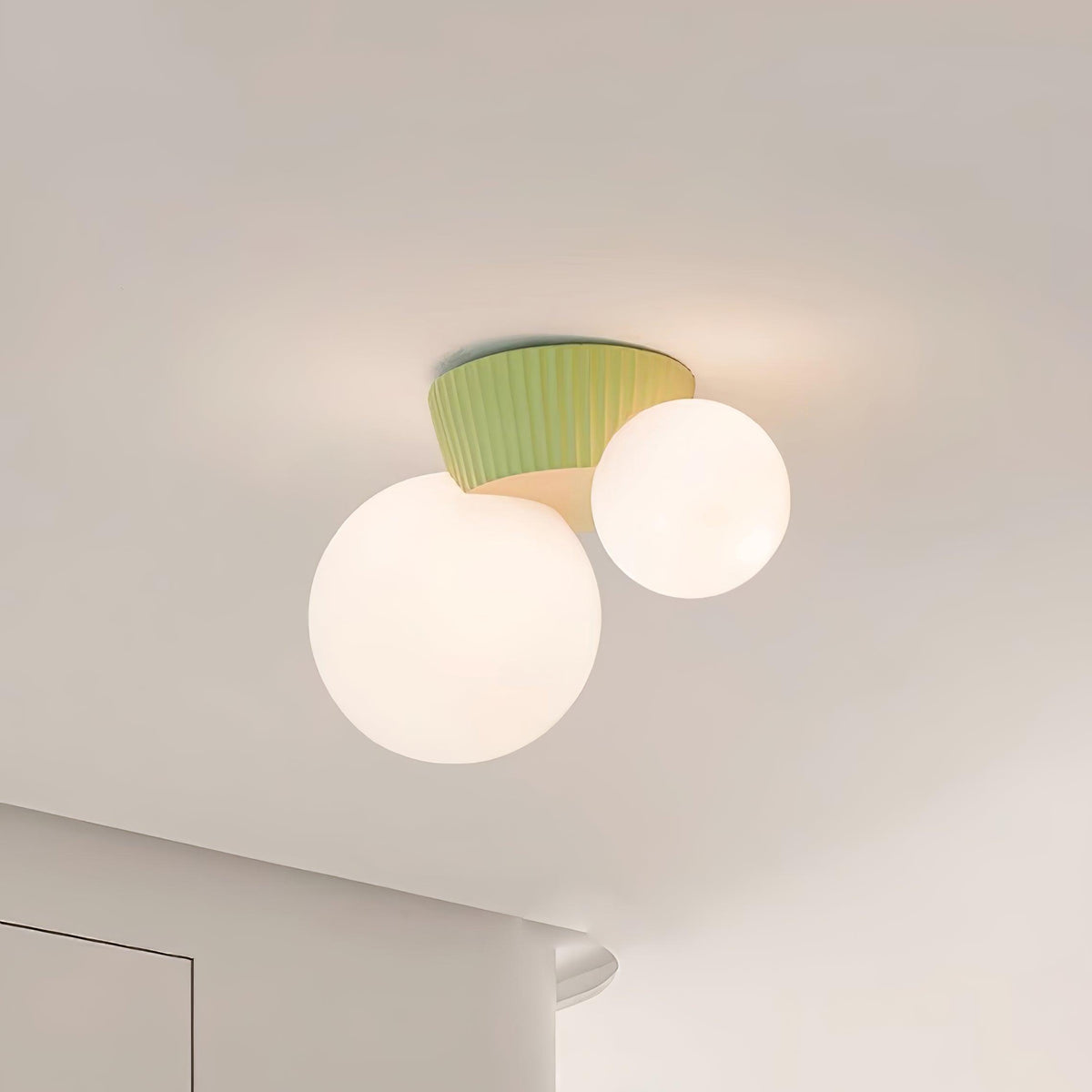 Tovae-loftlampe med legende asymmetri og to kugler i matteret glas