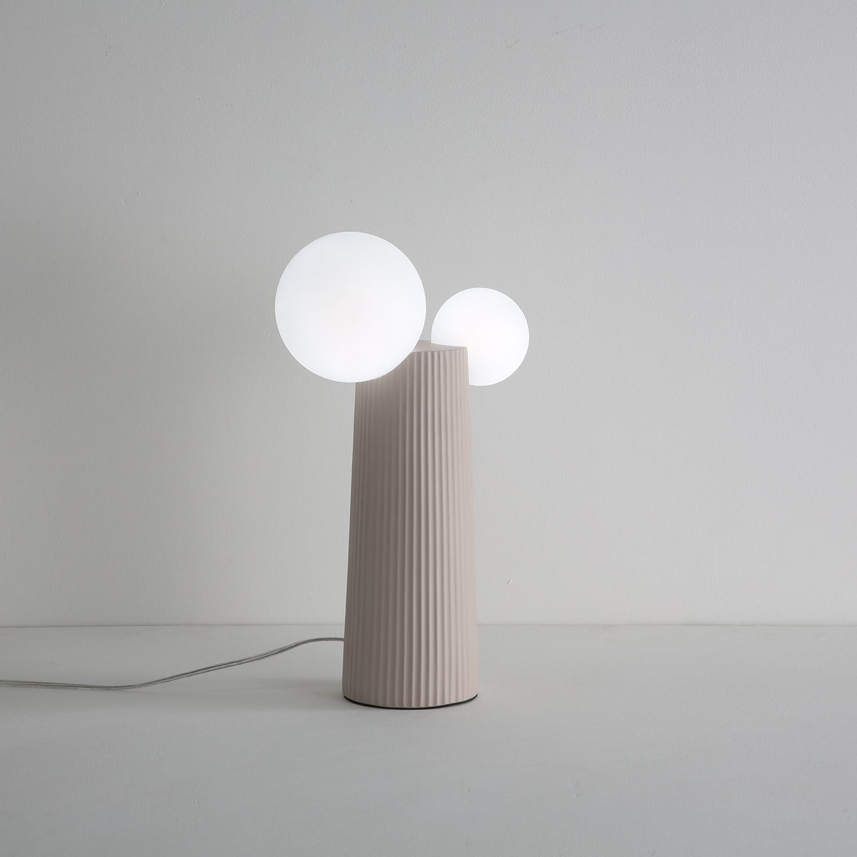 Zenithre lekfull bordslampa i harts och plast