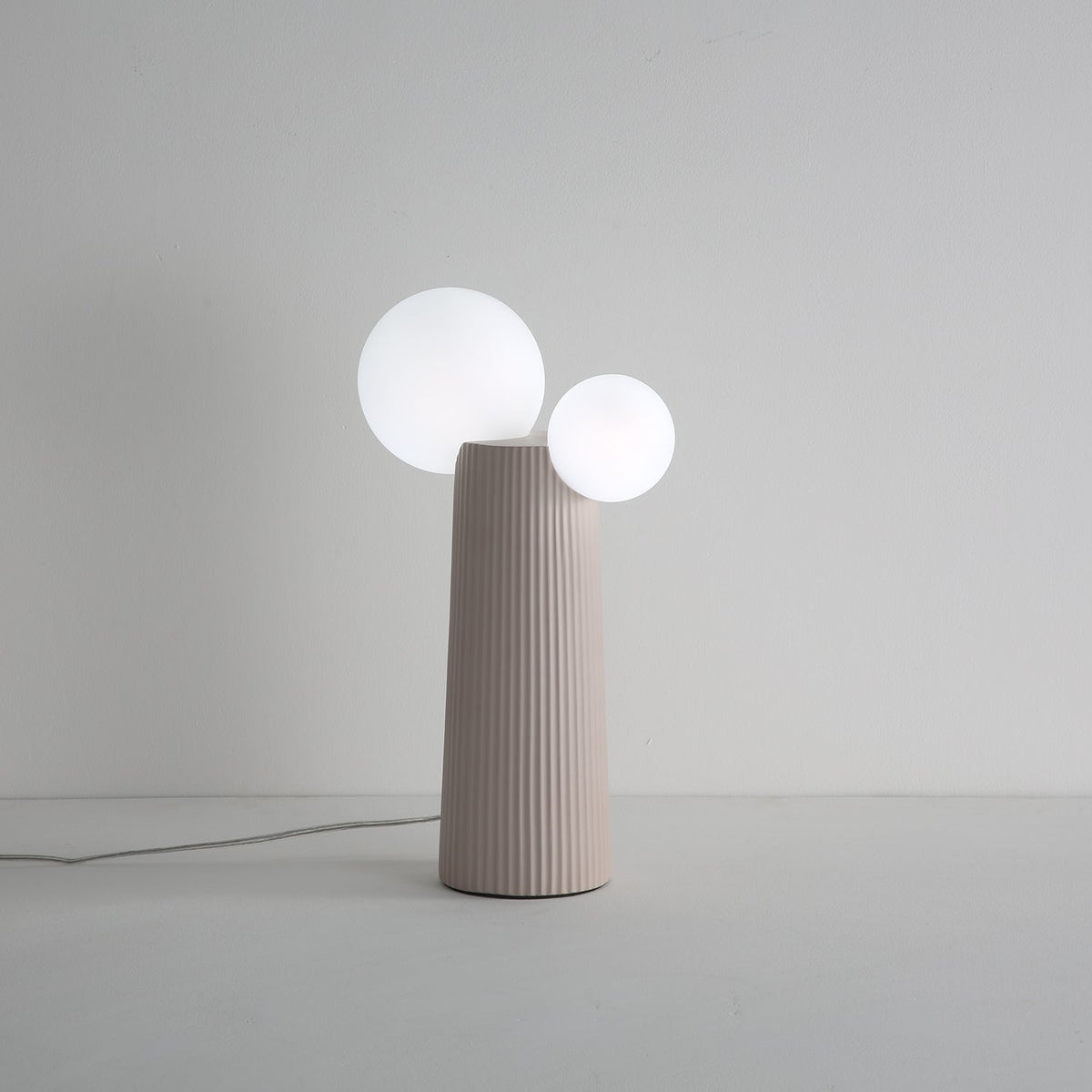 Zenithre lekfull bordslampa i harts och plast