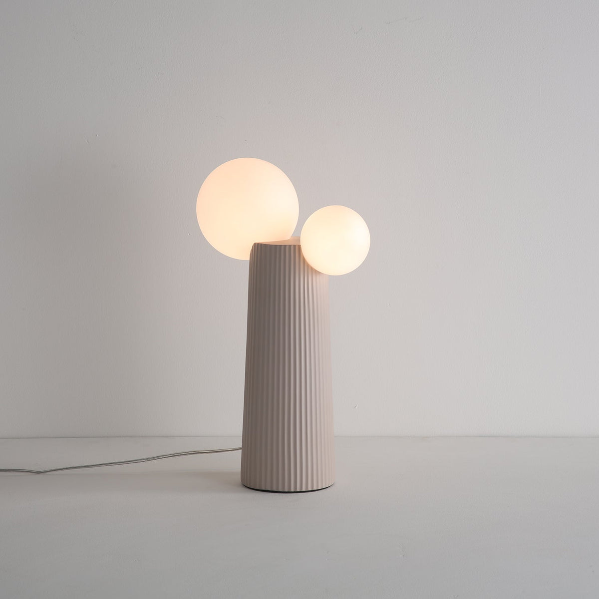 Zenithre lekfull bordslampa i harts och plast