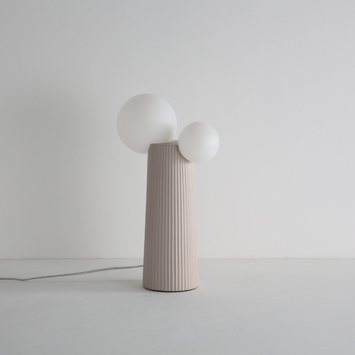 Zenithre lekfull bordslampa i harts och plast