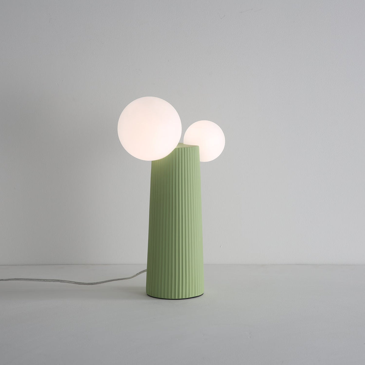 Zenithre lekfull bordslampa i harts och plast