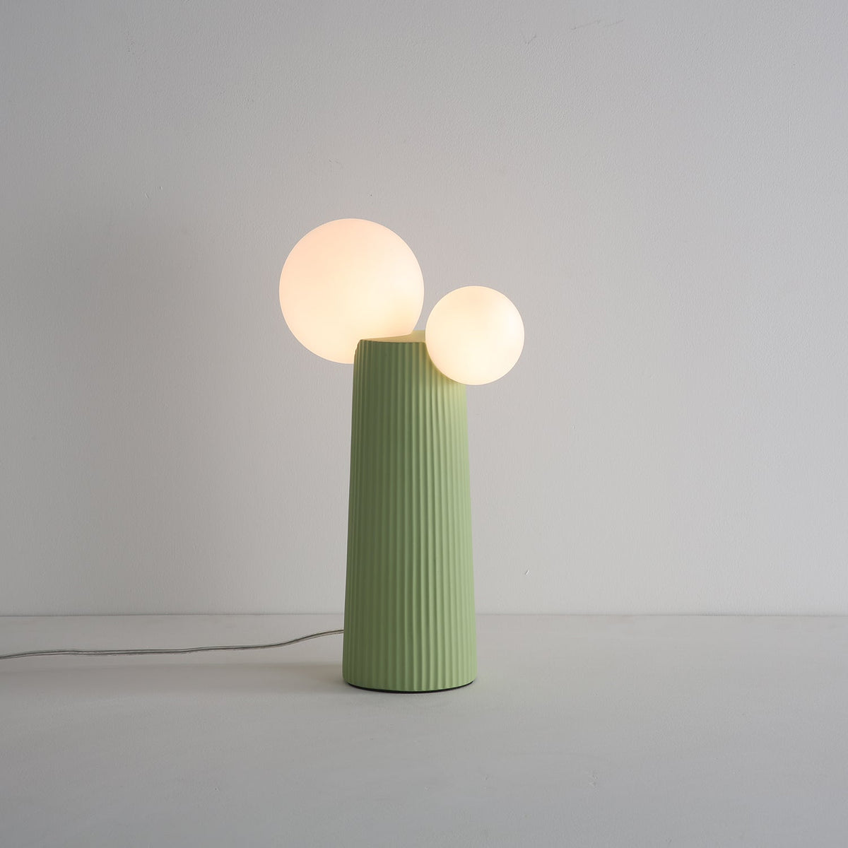 Zenithre lekfull bordslampa i harts och plast