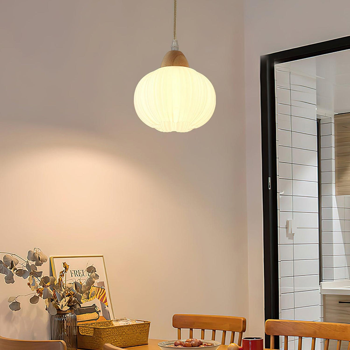 Moderne pendellampe i træ, græskar