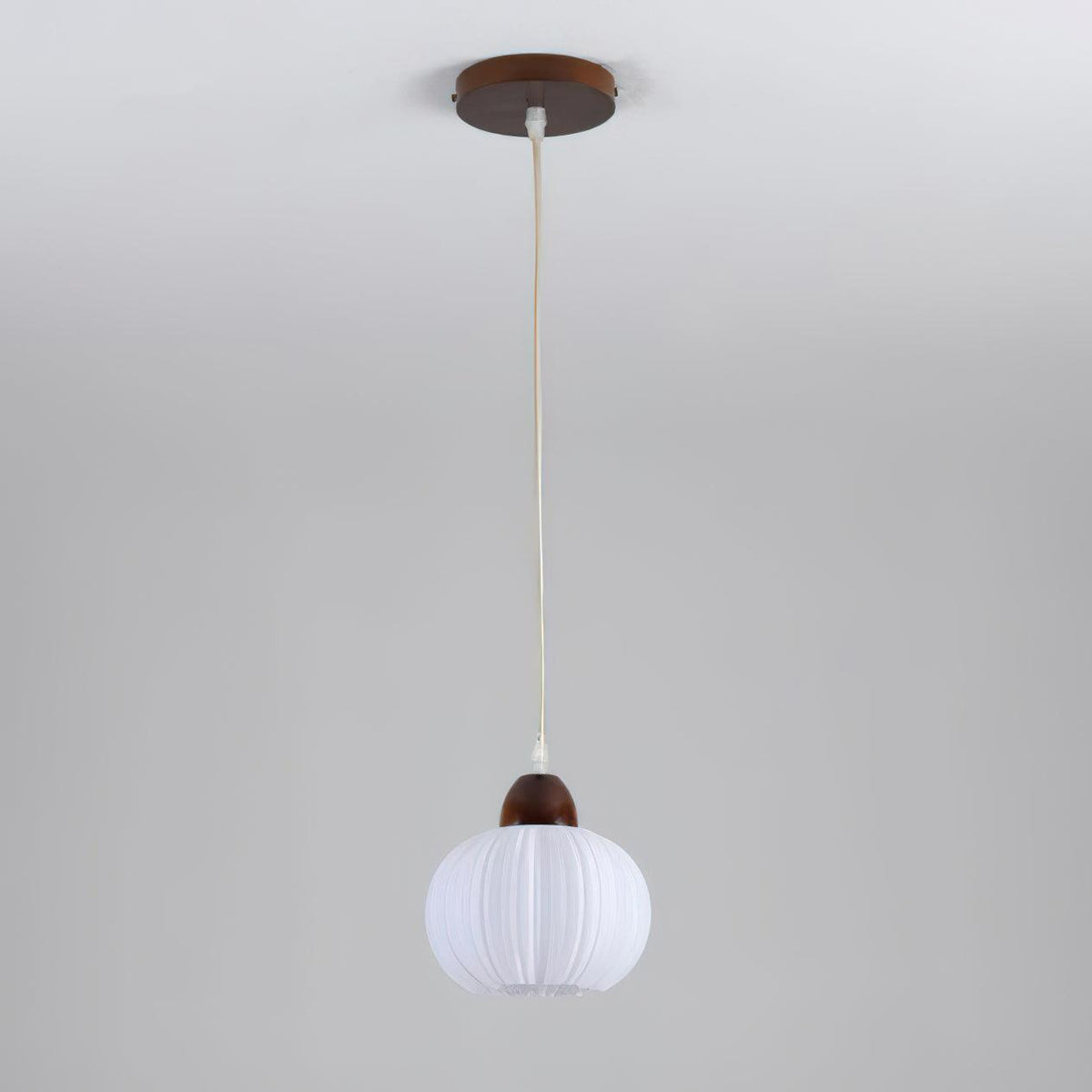 Moderne pendellampe i træ, græskar