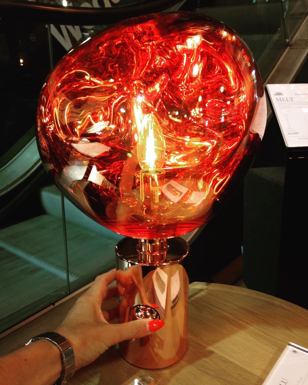 Velan kunstnerisk bordlampe