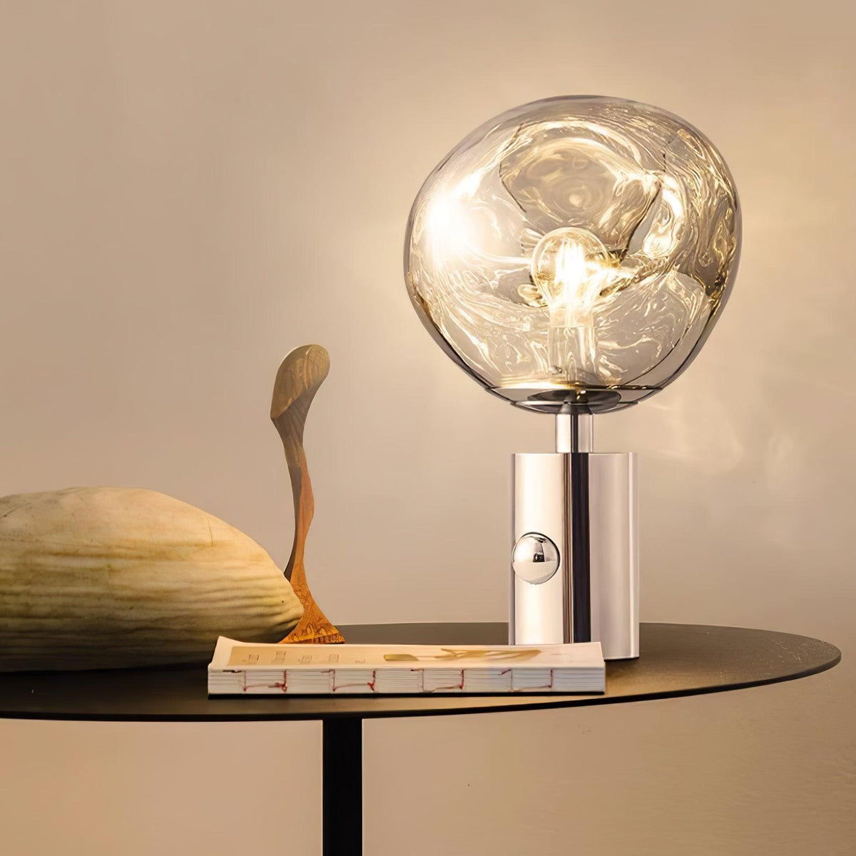 Velan kunstnerisk bordlampe