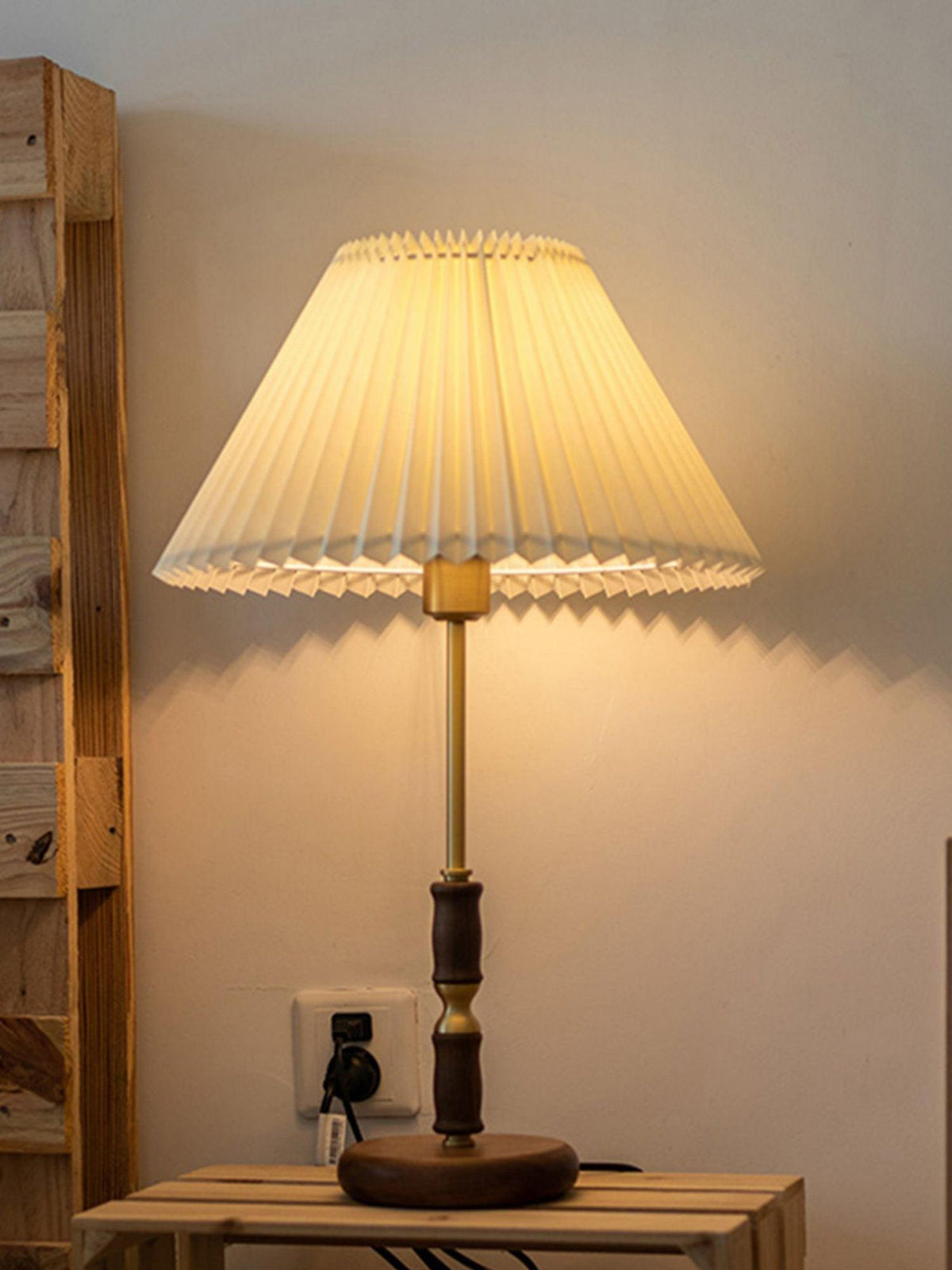 Vovenil bordslampa med veckad skärm