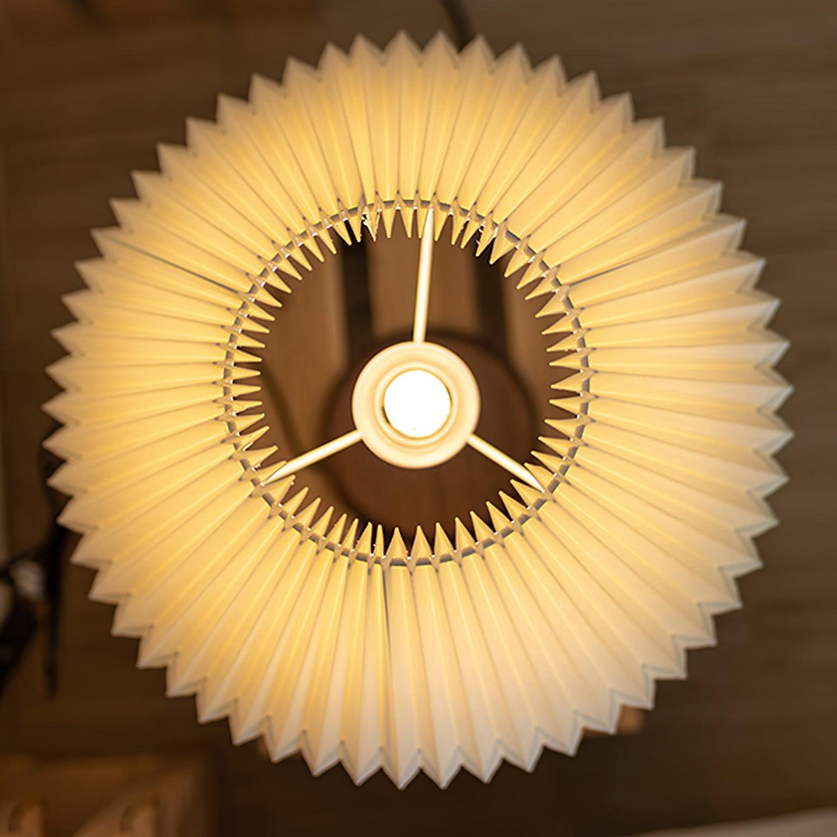 Vovenil bordslampa med veckad skärm