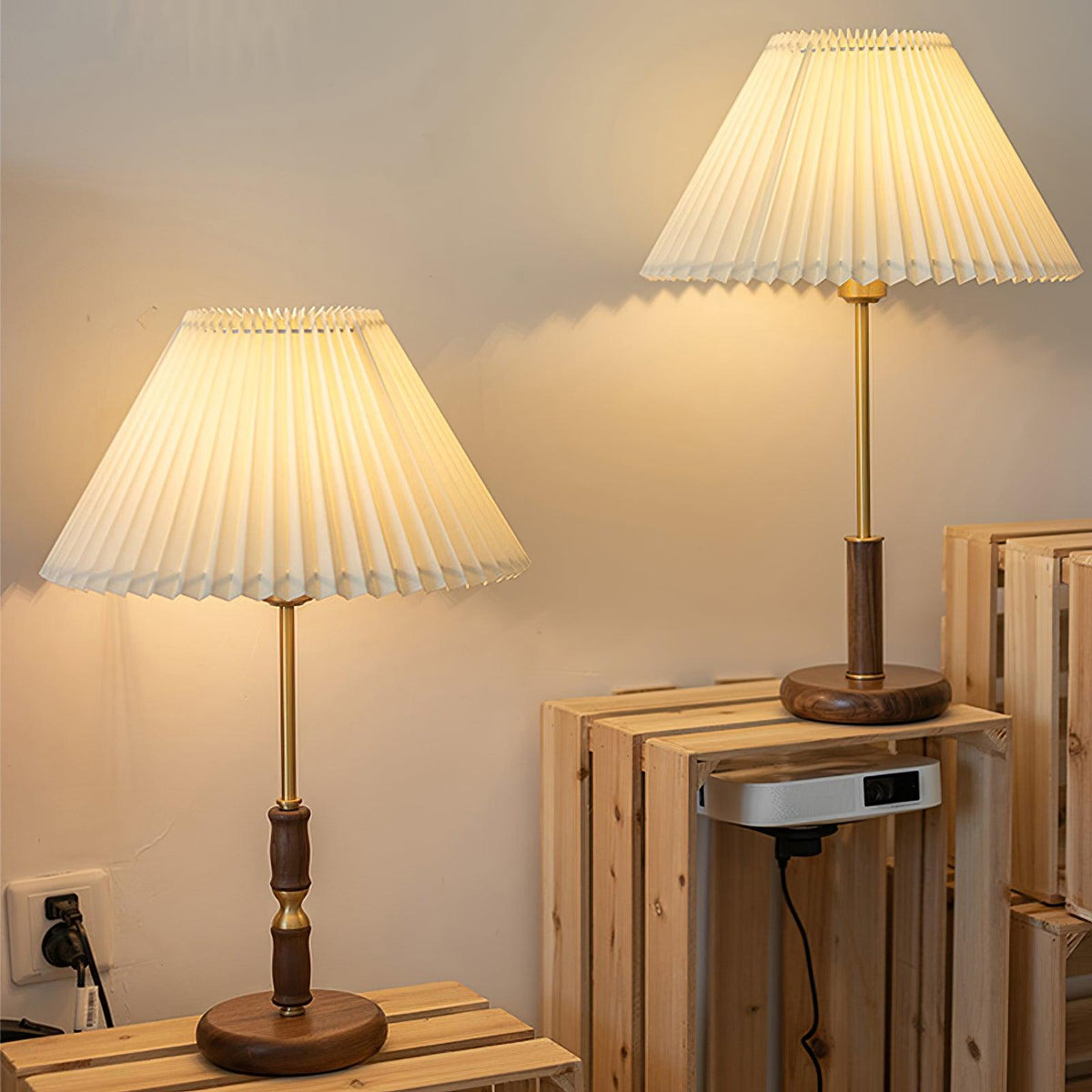 Vovenil bordslampa med veckad skärm
