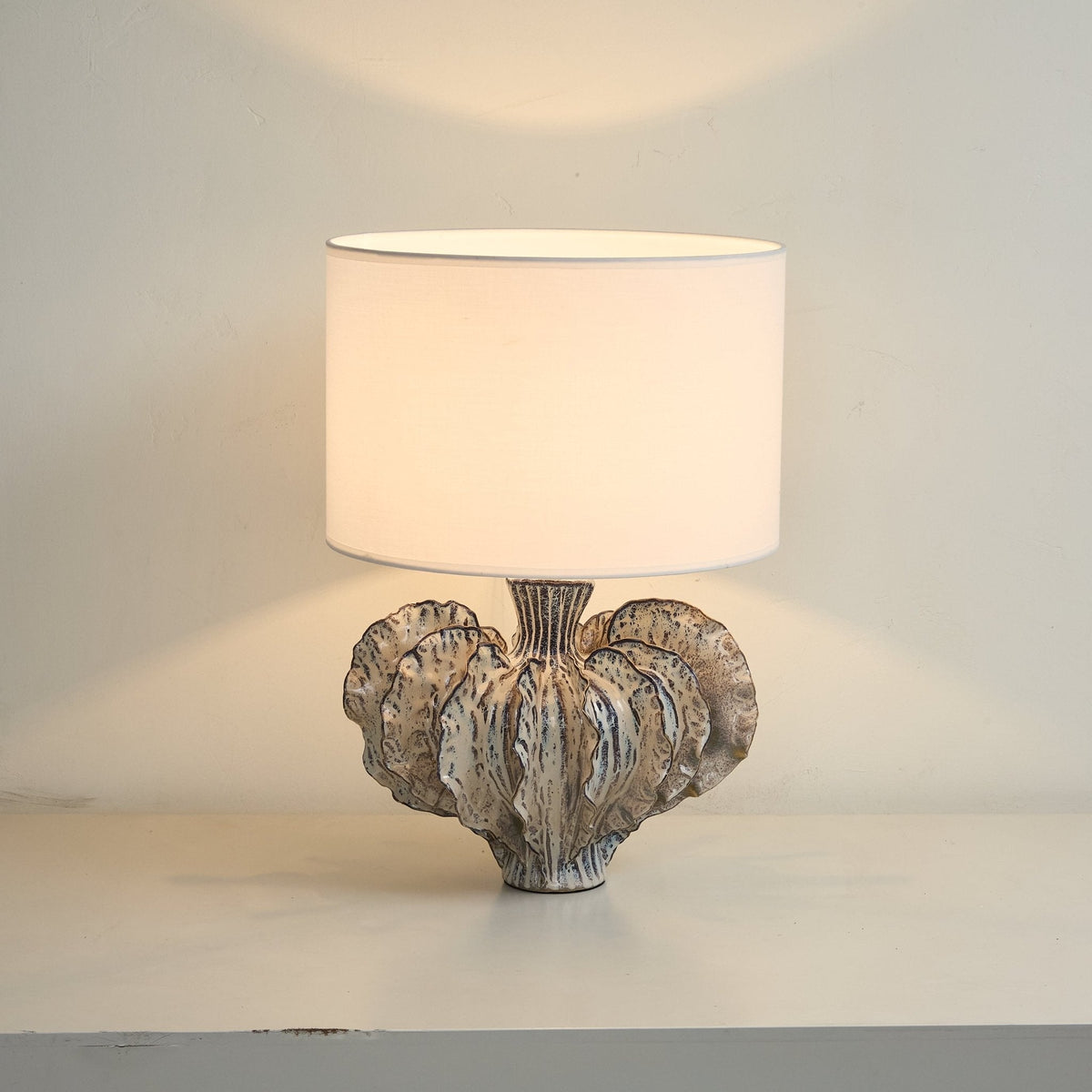 Bladformet keramisk bordlampe